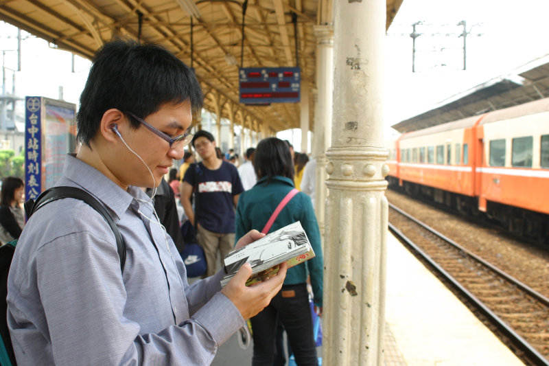 台灣鐵路旅遊攝影台中火車站月台旅客2005年攝影照片1