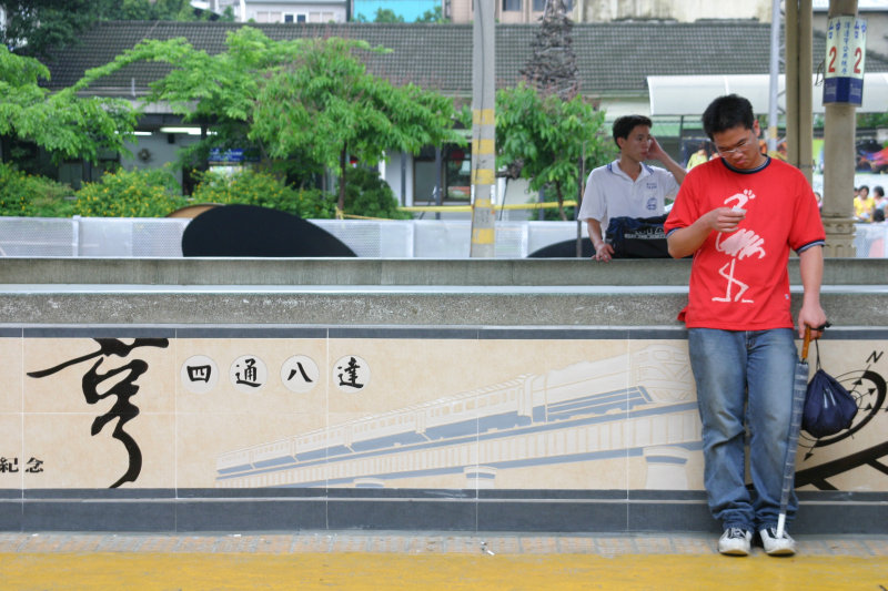 台灣鐵路旅遊攝影台中火車站月台旅客2005年攝影照片11