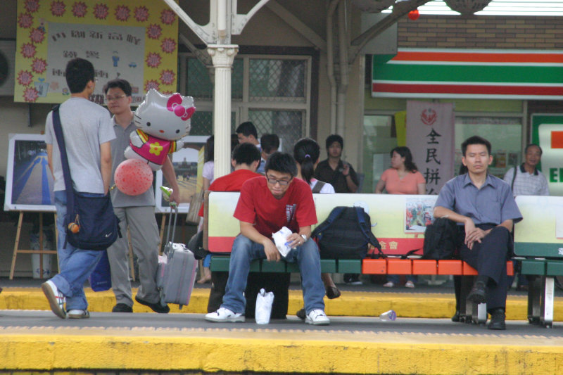 台灣鐵路旅遊攝影台中火車站月台旅客2005年攝影照片15