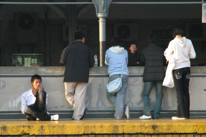 台灣鐵路旅遊攝影台中火車站月台旅客2005年攝影照片16