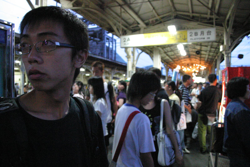 台灣鐵路旅遊攝影台中火車站月台旅客2005年攝影照片21