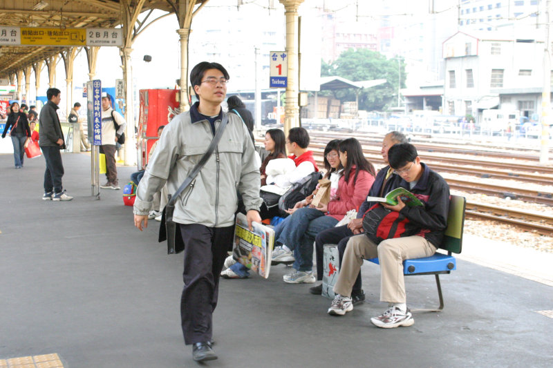 台灣鐵路旅遊攝影台中火車站月台旅客2005年攝影照片45