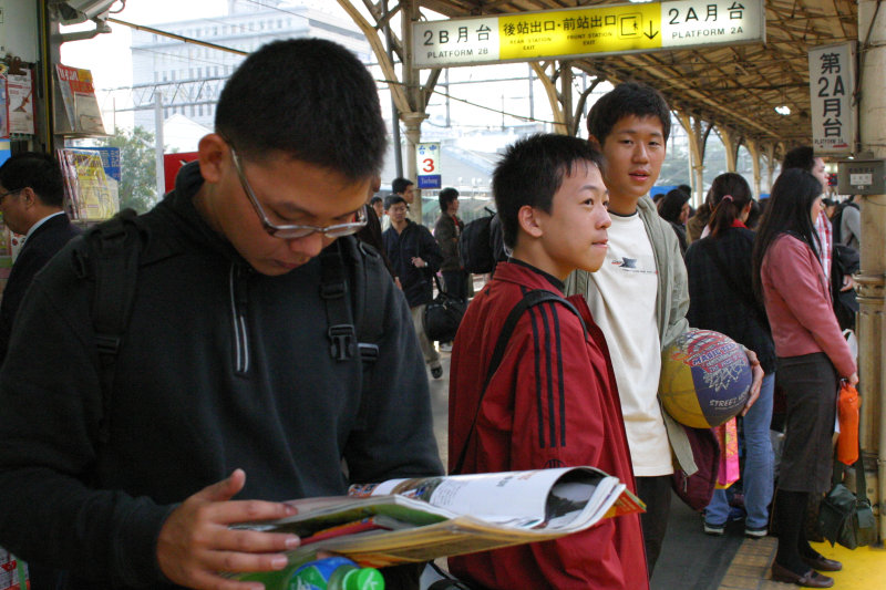 台灣鐵路旅遊攝影台中火車站月台旅客2005年攝影照片46