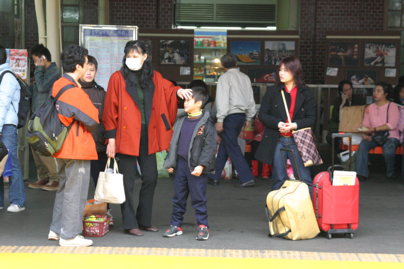 台灣鐵路旅遊攝影台中火車站月台旅客2005年攝影照片51