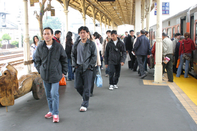 台灣鐵路旅遊攝影台中火車站月台旅客2005年攝影照片52