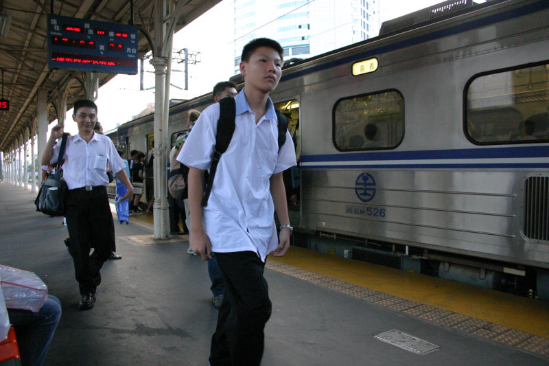 台灣鐵路旅遊攝影台中火車站月台旅客2005年攝影照片60