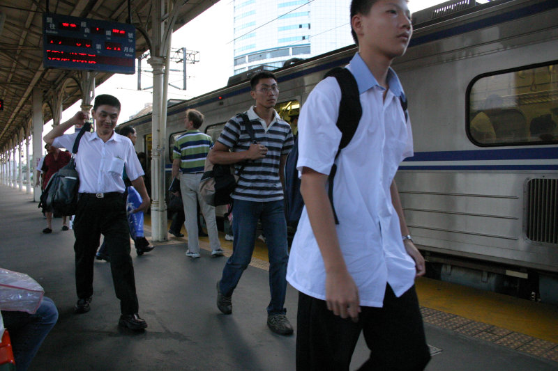 台灣鐵路旅遊攝影台中火車站月台旅客2005年攝影照片61