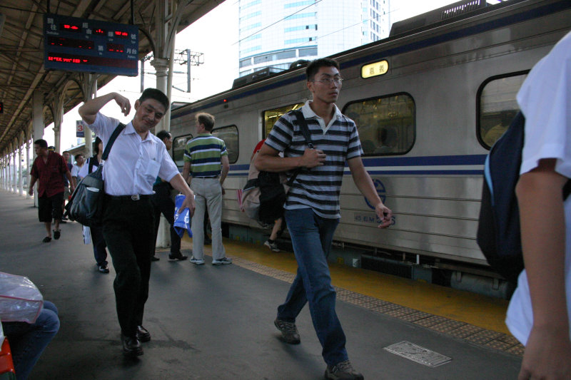 台灣鐵路旅遊攝影台中火車站月台旅客2005年攝影照片62