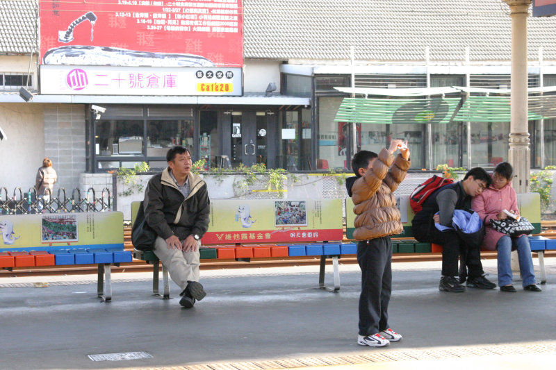 台灣鐵路旅遊攝影台中火車站月台旅客2005年攝影照片71