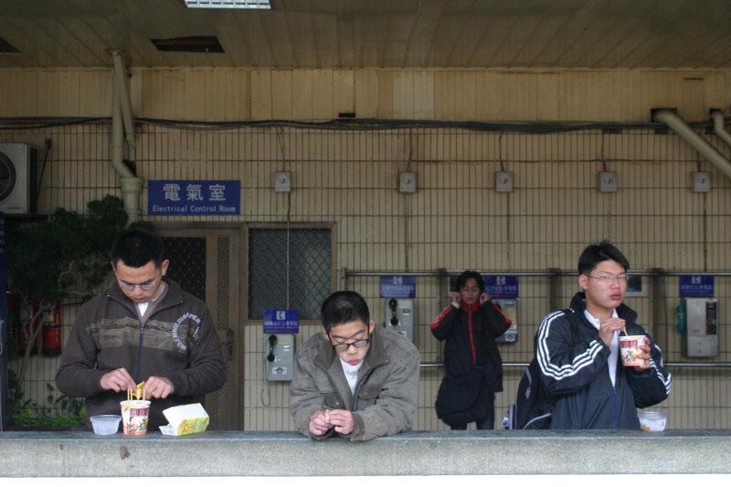 台灣鐵路旅遊攝影台中火車站月台旅客2005年攝影照片80