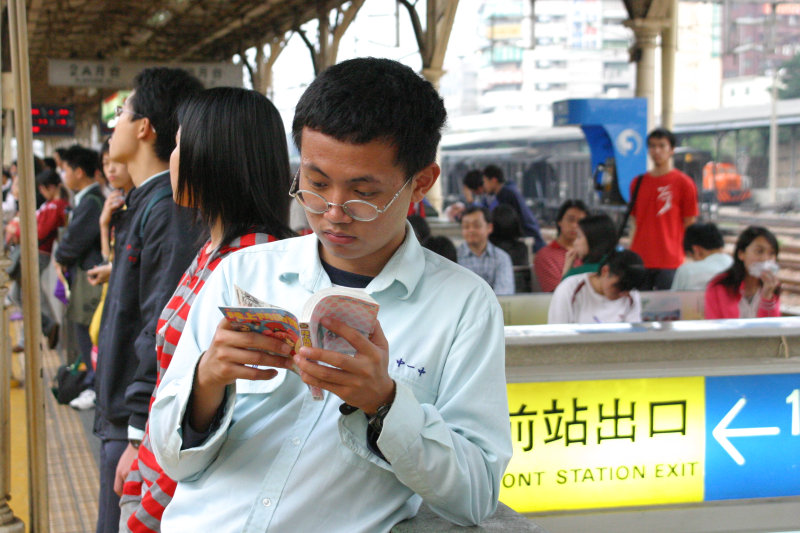 台灣鐵路旅遊攝影台中火車站月台旅客2005年攝影照片81