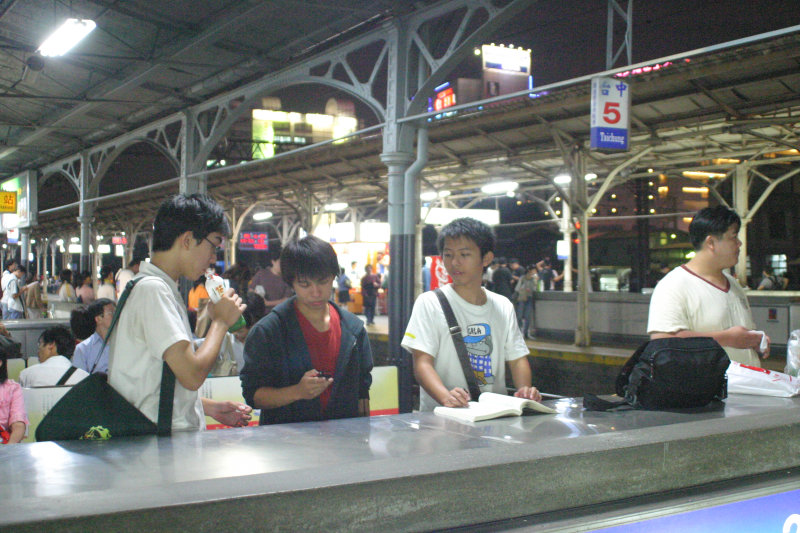 台灣鐵路旅遊攝影台中火車站月台旅客2005年攝影照片82