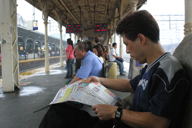 台灣鐵路旅遊攝影台中火車站月台旅客2006攝影照片3