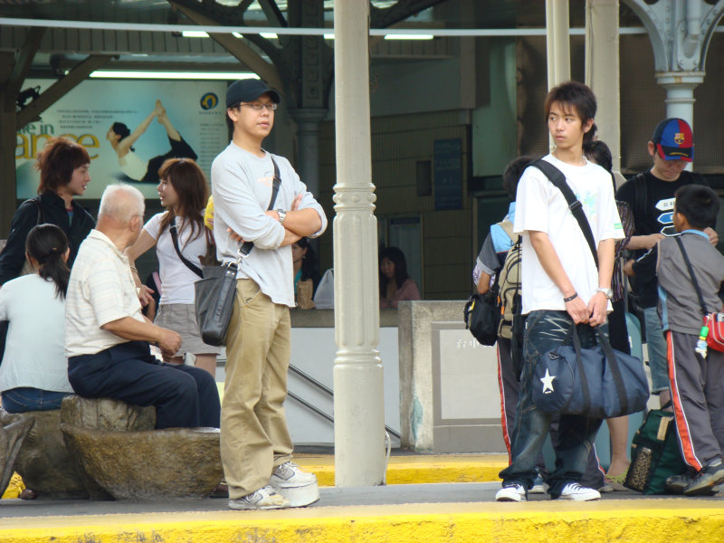 台灣鐵路旅遊攝影台中火車站月台旅客2007攝影照片4