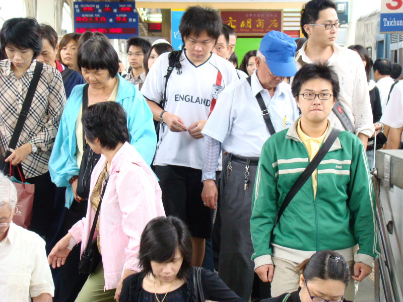 台灣鐵路旅遊攝影台中火車站月台旅客2007攝影照片7