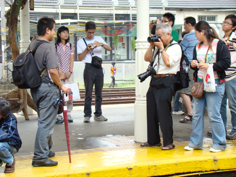 台灣鐵路旅遊攝影台中火車站月台旅客2007攝影照片12