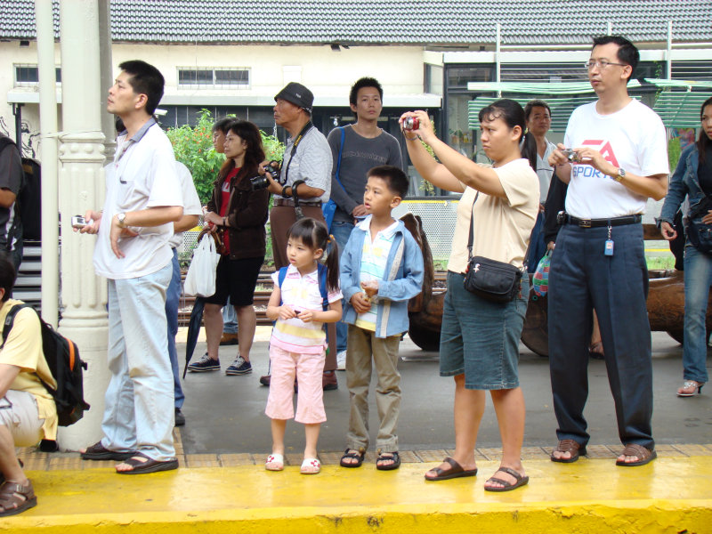 台灣鐵路旅遊攝影台中火車站月台旅客2007攝影照片13