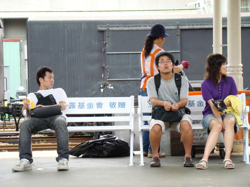 台灣鐵路旅遊攝影台中火車站月台旅客2007攝影照片15