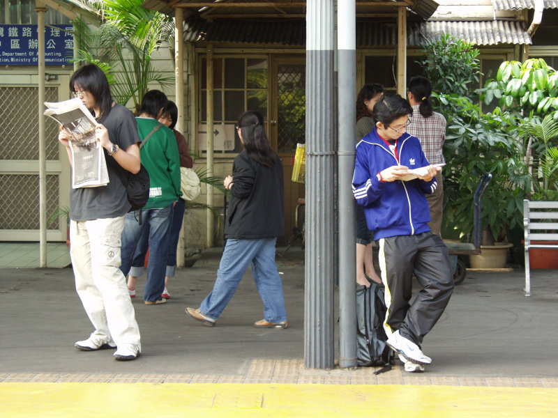 台灣鐵路旅遊攝影台中火車站月台旅客2007攝影照片27
