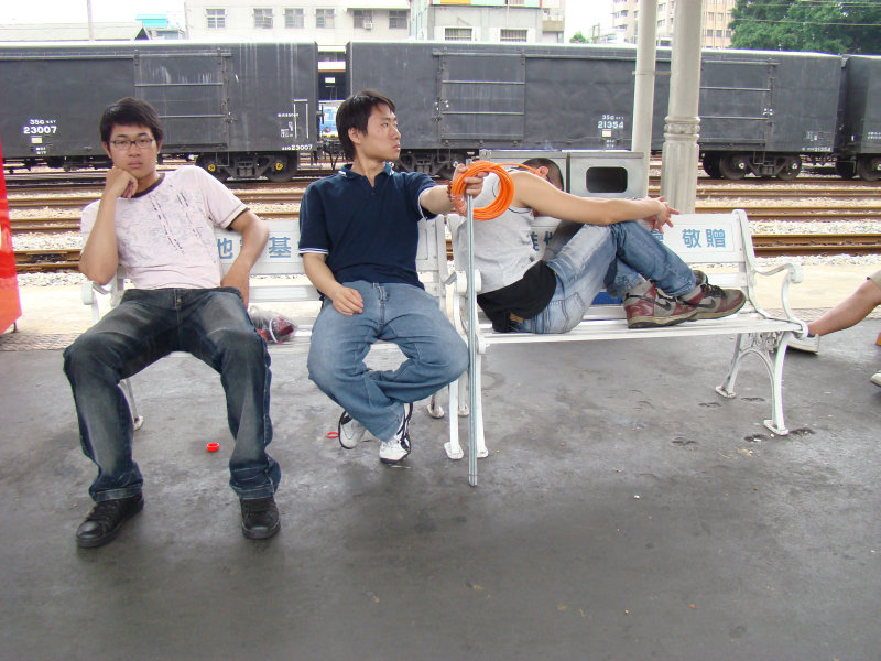 台灣鐵路旅遊攝影台中火車站月台旅客2008攝影照片2