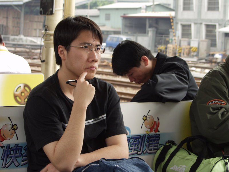 台灣鐵路旅遊攝影台中火車站月台旅客特寫2002攝影照片2