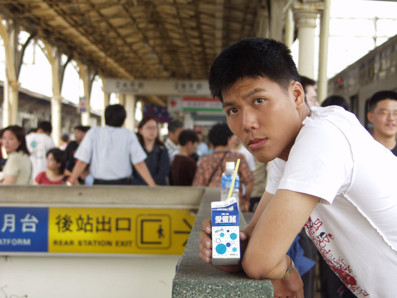 台灣鐵路旅遊攝影台中火車站月台旅客特寫2002攝影照片37