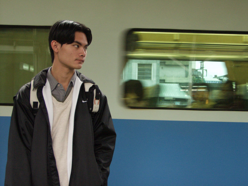 台灣鐵路旅遊攝影台中火車站月台旅客特寫2002攝影照片86