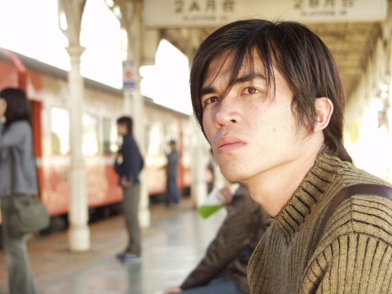 台灣鐵路旅遊攝影台中火車站月台旅客特寫2002攝影照片93