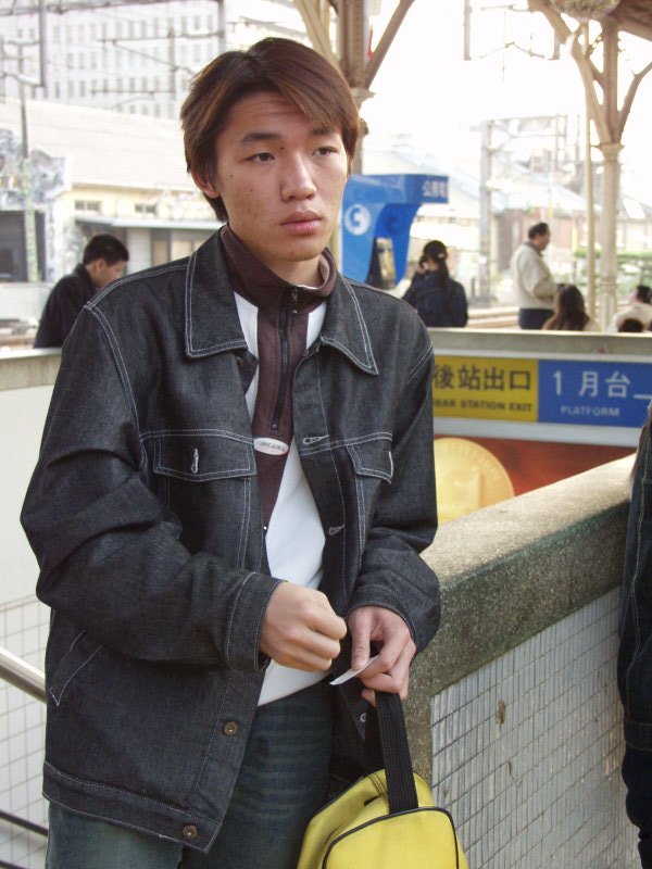 台灣鐵路旅遊攝影台中火車站月台旅客特寫2003攝影照片40