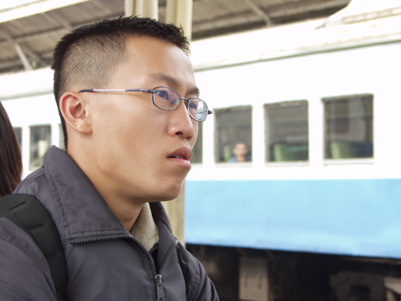 台灣鐵路旅遊攝影台中火車站月台旅客特寫2003攝影照片96