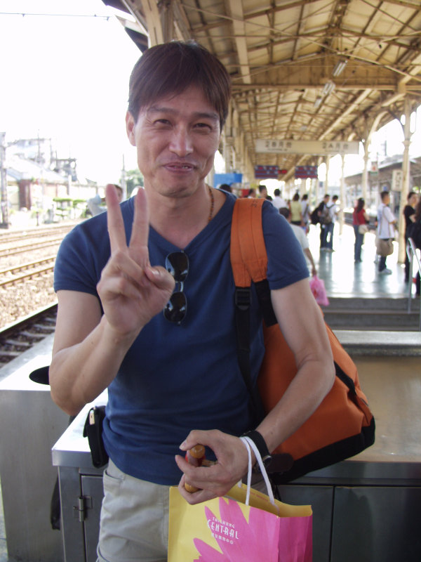 台灣鐵路旅遊攝影台中火車站月台旅客特寫2003攝影照片111