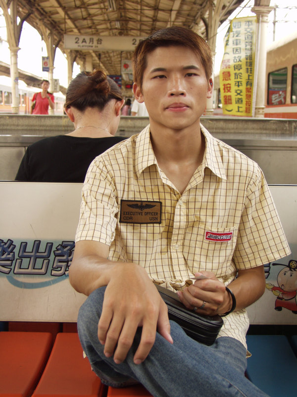 台灣鐵路旅遊攝影台中火車站月台旅客特寫2003攝影照片139