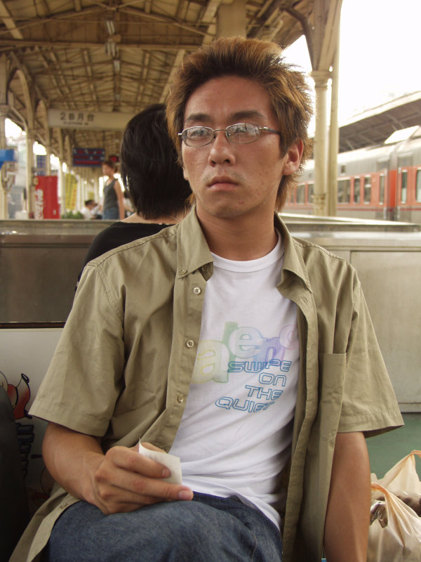 台灣鐵路旅遊攝影台中火車站月台旅客特寫2003攝影照片159