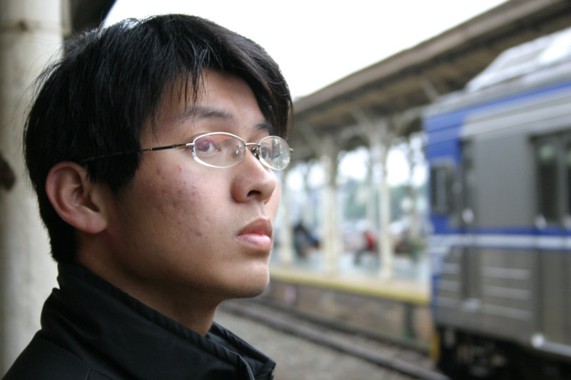 台灣鐵路旅遊攝影台中火車站月台旅客特寫2004攝影照片1