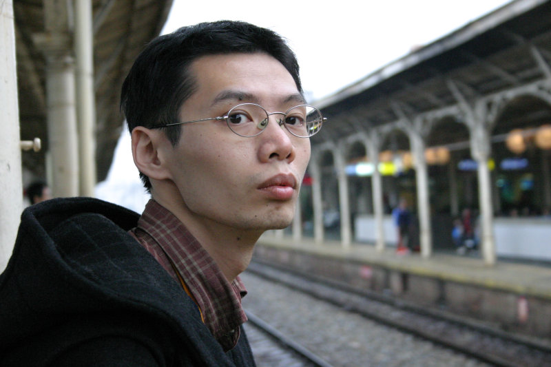 台灣鐵路旅遊攝影台中火車站月台旅客特寫2004攝影照片2