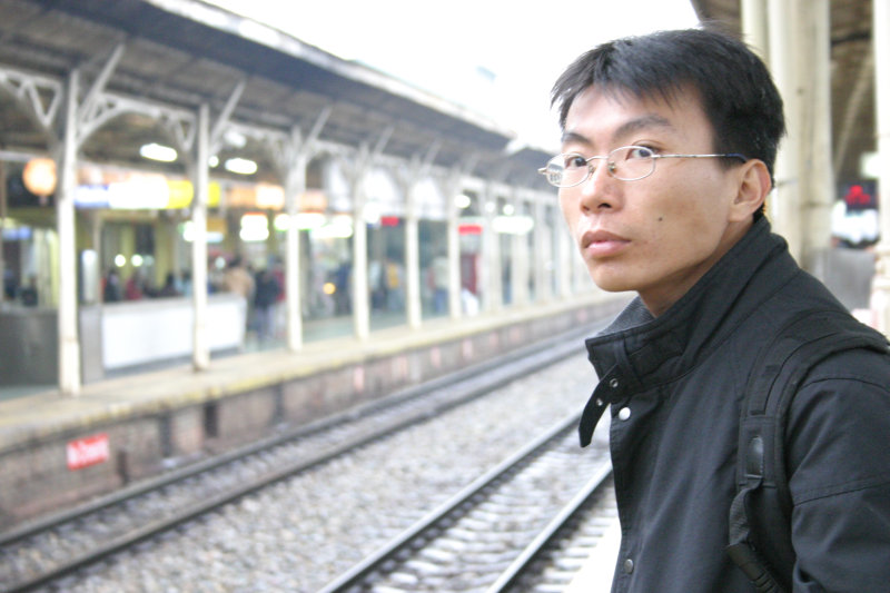 台灣鐵路旅遊攝影台中火車站月台旅客特寫2004攝影照片3