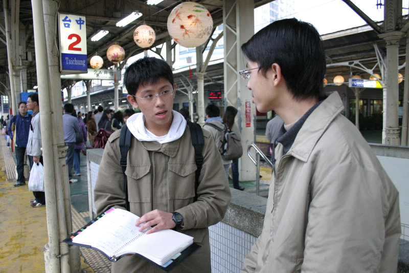 台灣鐵路旅遊攝影台中火車站月台旅客特寫2004攝影照片4