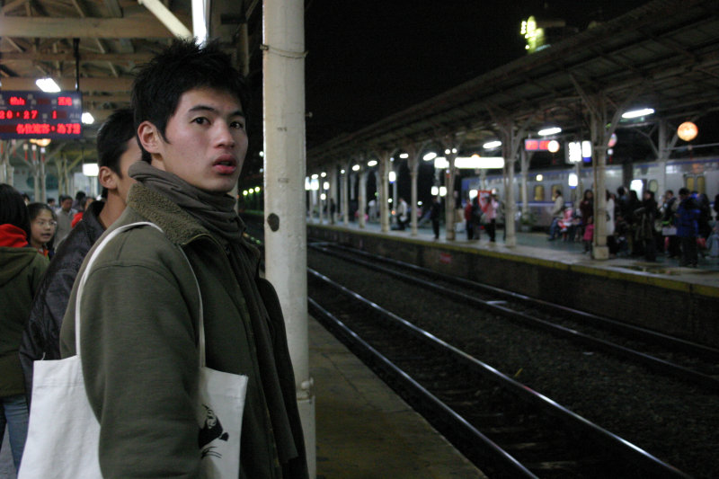 台灣鐵路旅遊攝影台中火車站月台旅客特寫2004攝影照片6