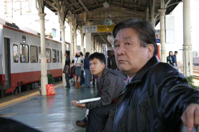 台灣鐵路旅遊攝影台中火車站月台旅客特寫2004攝影照片8