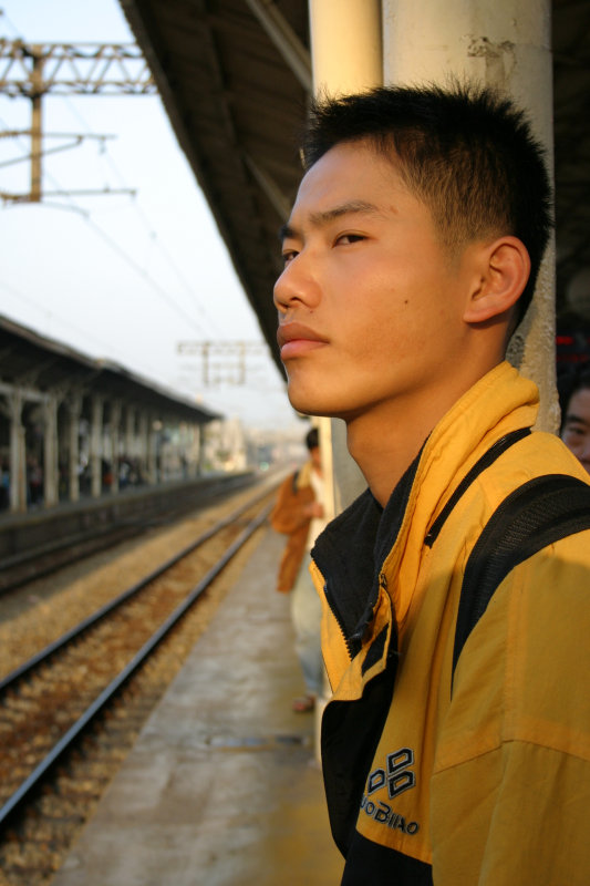 台灣鐵路旅遊攝影台中火車站月台旅客特寫2004攝影照片9