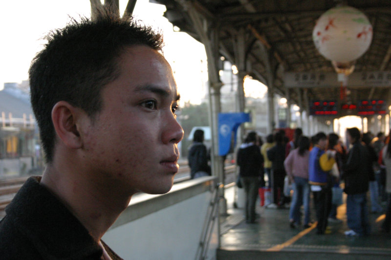 台灣鐵路旅遊攝影台中火車站月台旅客特寫2004攝影照片12