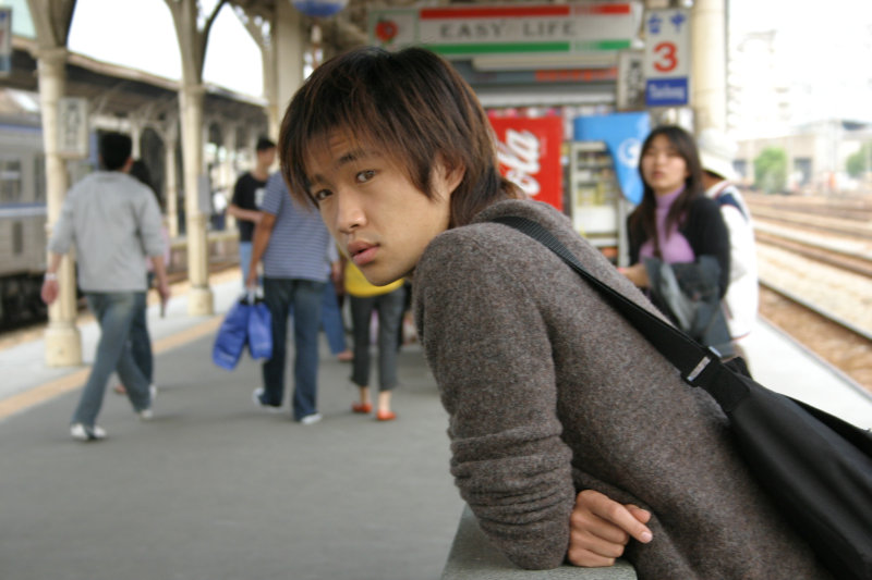 台灣鐵路旅遊攝影台中火車站月台旅客特寫2004攝影照片14