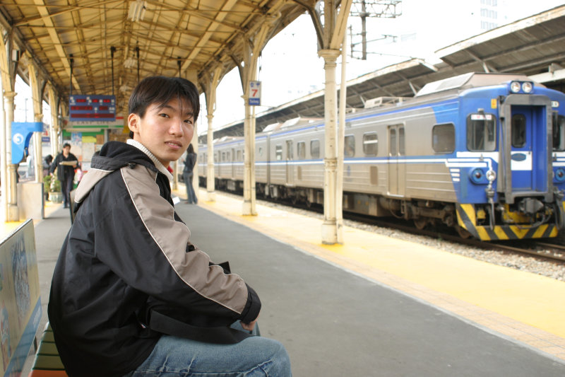 台灣鐵路旅遊攝影台中火車站月台旅客特寫2004攝影照片17