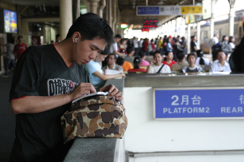 台灣鐵路旅遊攝影台中火車站月台旅客特寫2004攝影照片25