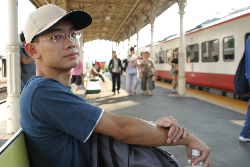 台灣鐵路旅遊攝影台中火車站月台旅客特寫2004攝影照片31