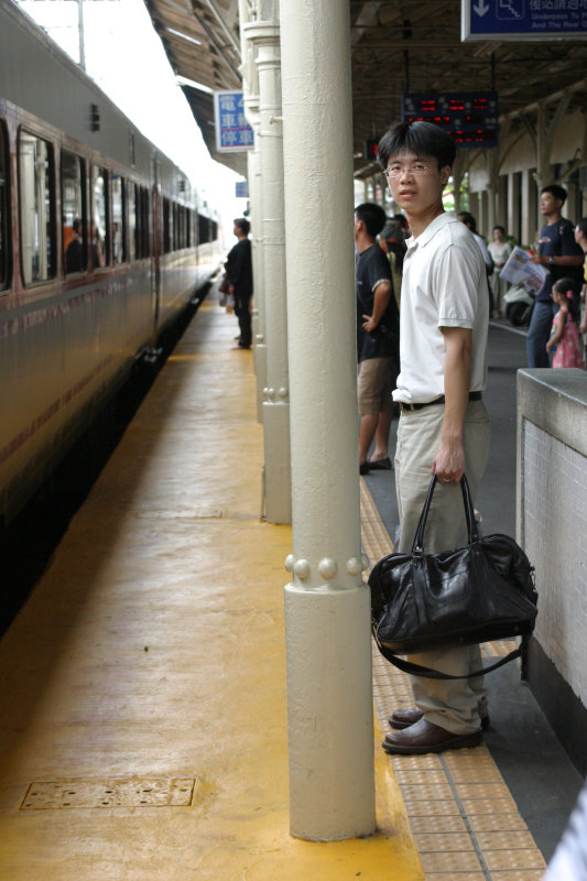台灣鐵路旅遊攝影台中火車站月台旅客特寫2004攝影照片32