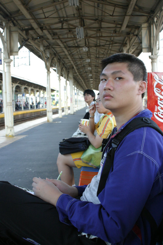 台灣鐵路旅遊攝影台中火車站月台旅客特寫2004攝影照片36
