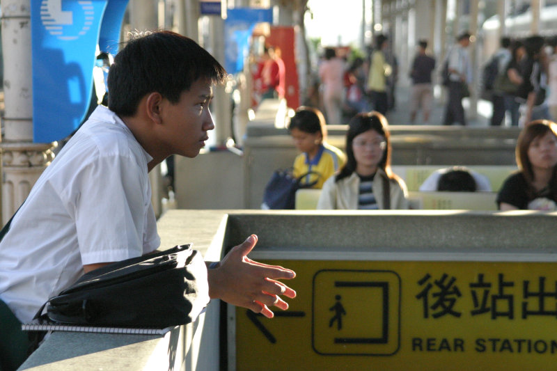台灣鐵路旅遊攝影台中火車站月台旅客特寫2004攝影照片37
