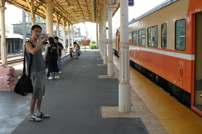 台灣鐵路旅遊攝影台中火車站月台旅客特寫2004攝影照片39
