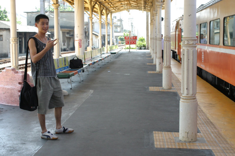 台灣鐵路旅遊攝影台中火車站月台旅客特寫2004攝影照片40